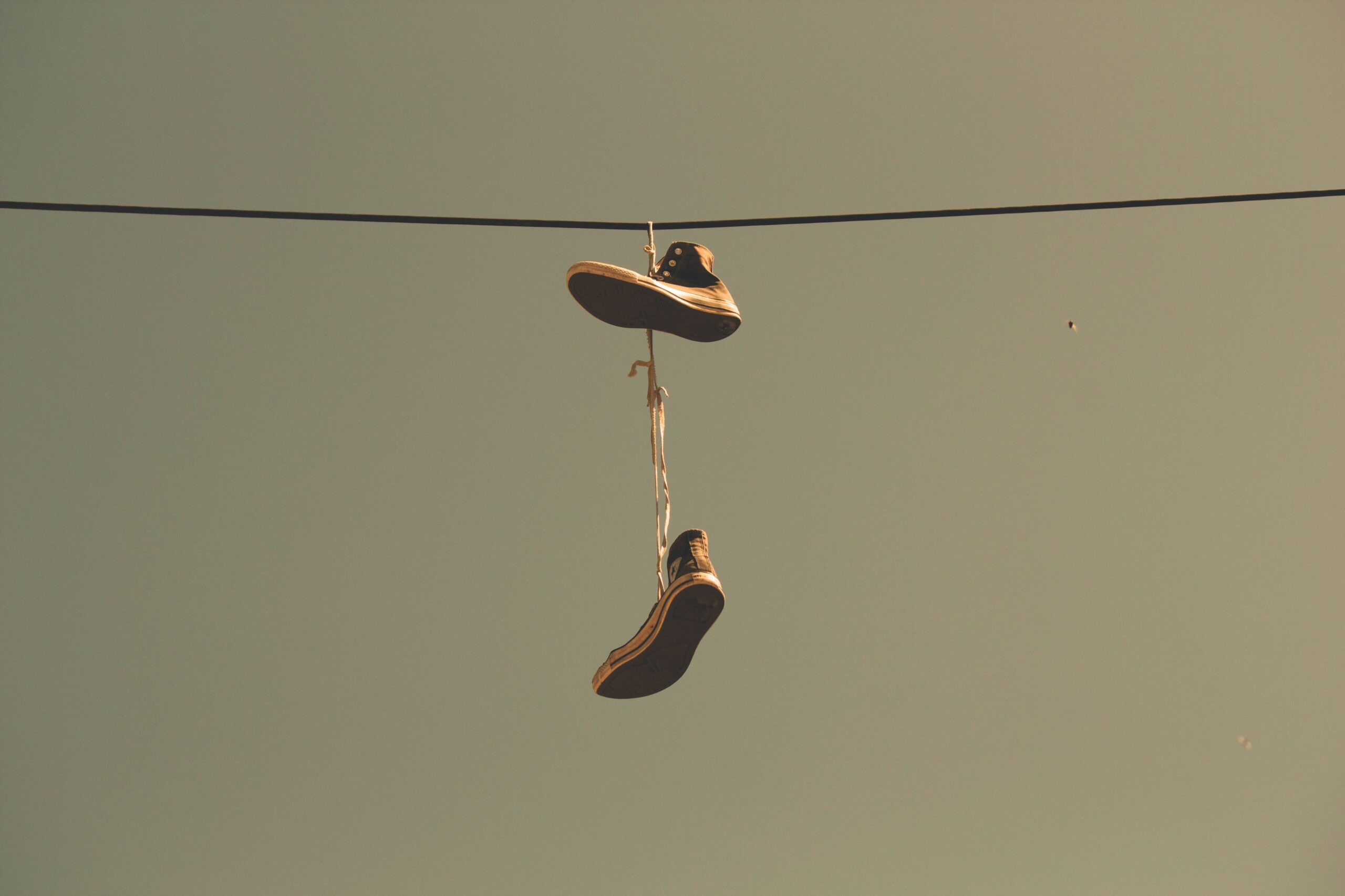 buty zwisające z linii jako alegoria pułapek jakie zawiera pozycjonowanie stron